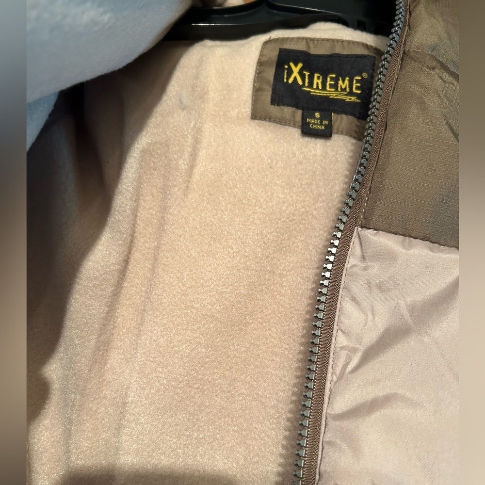 Boy’s size 5 puffer coat- NWT - Picture 3 of 4